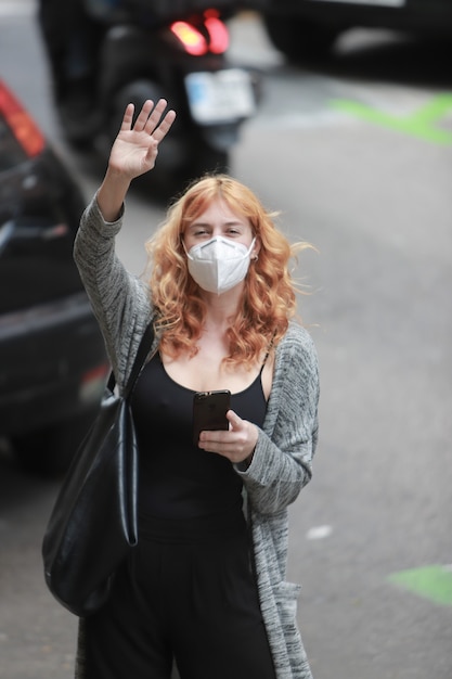 Vrouw op straatgroet met preventief masker