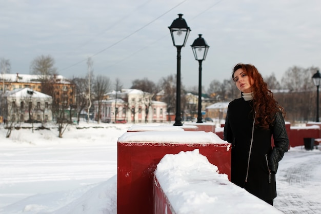 Vrouw op straatverlichting sneeuw