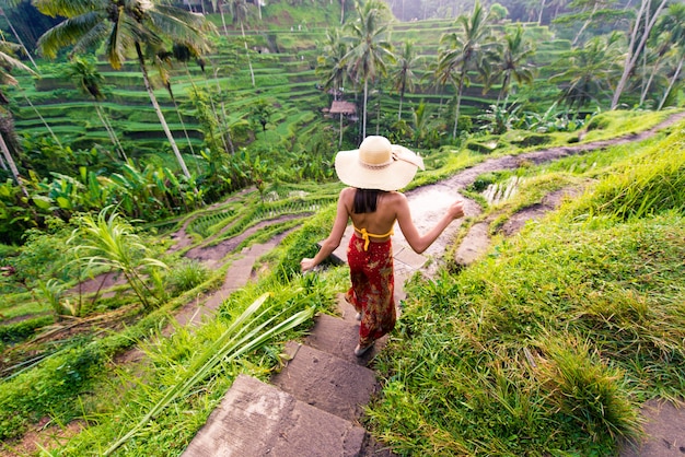 Foto vrouw op tegalalang rijstterras in bali