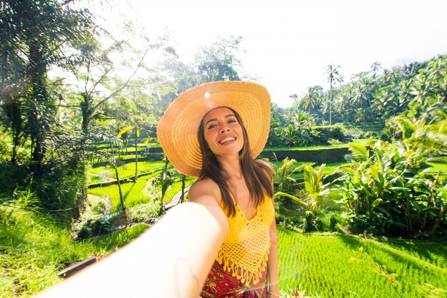 Vrouw op Tegalalang rijstterras in Bali