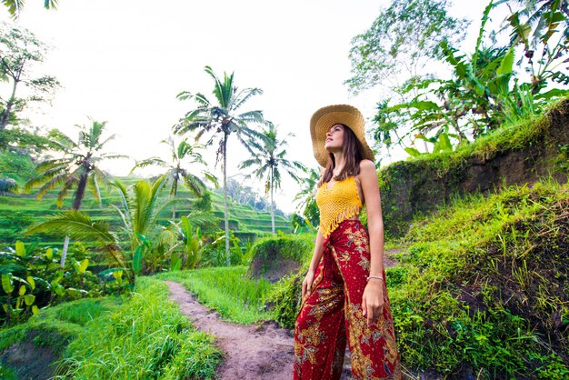 Vrouw op Tegalalang rijstterras in Bali