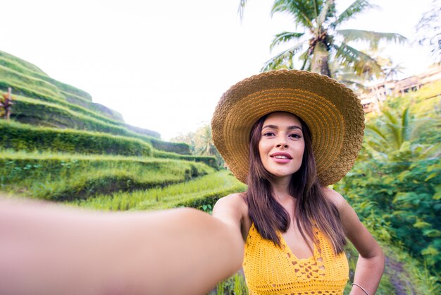 Vrouw op Tegalalang rijstterras in Bali