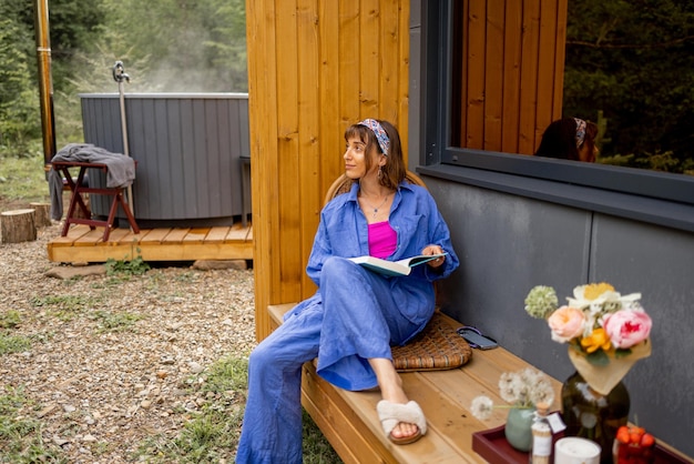 Vrouw op terras van huis op aard