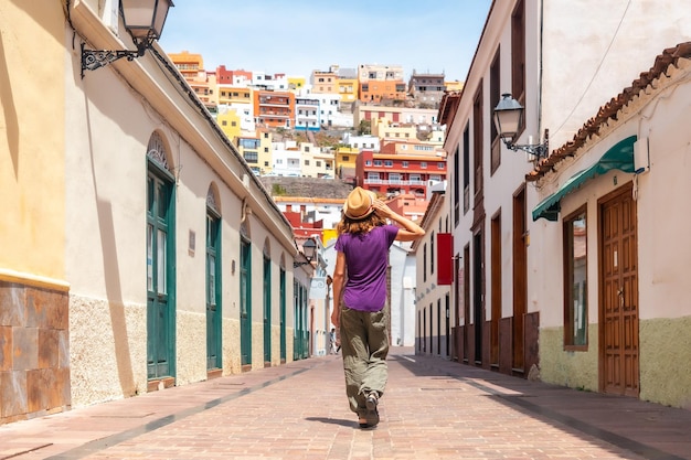 Vrouw op vakantie wandelen door de stad san sebastian de la gomera naast de iglesia de la asuncion canarische eilanden