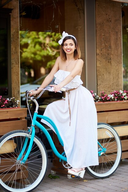 vrouw op vintage fiets