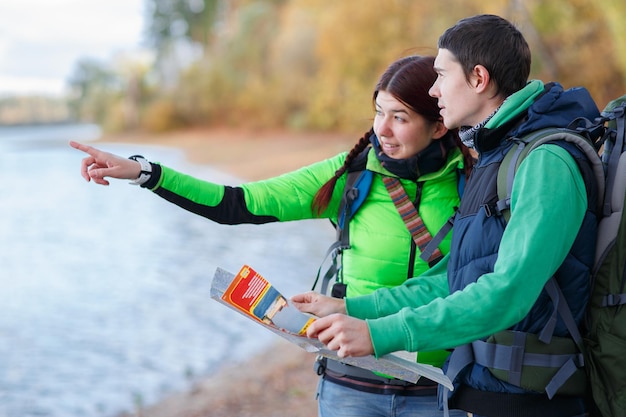 Vrouw op wandeltocht met man