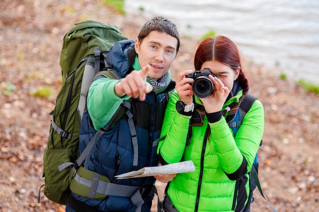 Vrouw op wandeltocht met man