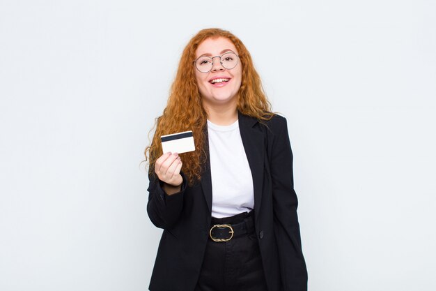 vrouw op zoek blij en aangenaam verrast, opgewonden met een gefascineerde en geschokte uitdrukking