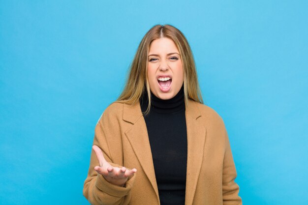 vrouw op zoek boos, geïrriteerd en gefrustreerd schreeuwen wtf