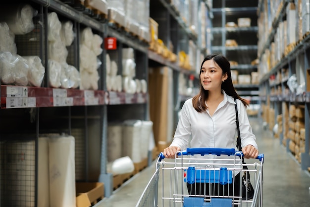 Vrouw op zoek en winkelen in het magazijn