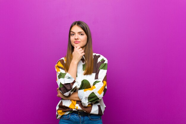 vrouw op zoek ernstig, verward, onzeker en attent, twijfelt tussen opties of keuzes