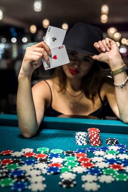 Vrouw op zoek in speelkaarten in casino