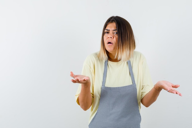 Vrouw op zoek met een verbijsterde blik op haar gezicht op witte achtergrond