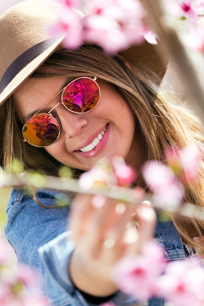 &quot;Vrouw op zoek naar bloem op boom&quot;