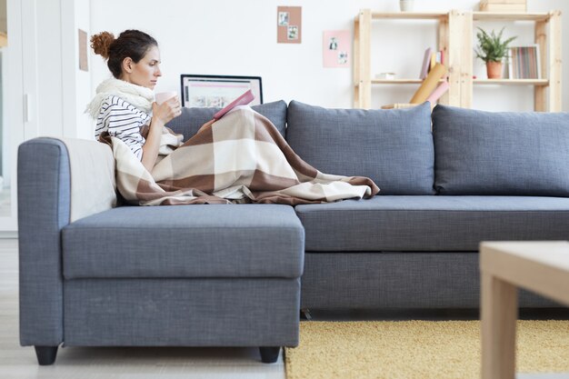 Vrouw op zoek naar genezing op internet