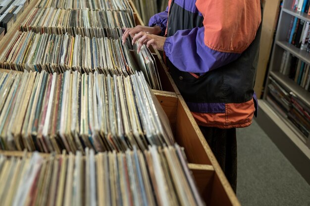 Vrouw op zoek naar muziek