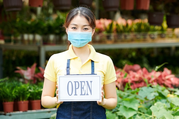 Vrouw opent bloemenmarkt