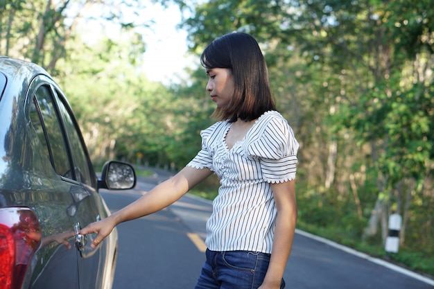 vrouw opent de deur van de auto.