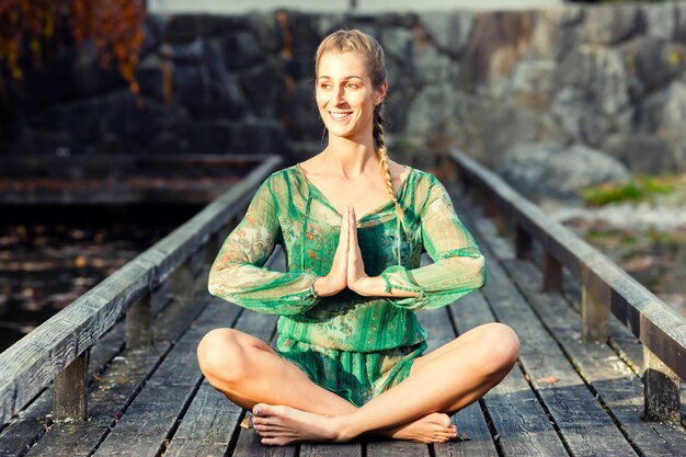 Foto vrouw opleidingsyoga openlucht in de herfst of dalingspark