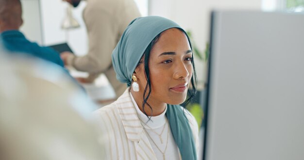 Foto vrouw opstarten en bureau met computer lezen en coderen in modern kantoor met islamitische hoofddoek moslim programmeerexpert ontwikkelaar en webdesigner met vision tech oplossing en geluk