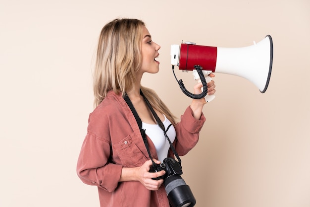 Vrouw over geïsoleerde achtergrond