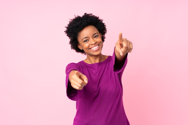 vrouw over roze achtergrond