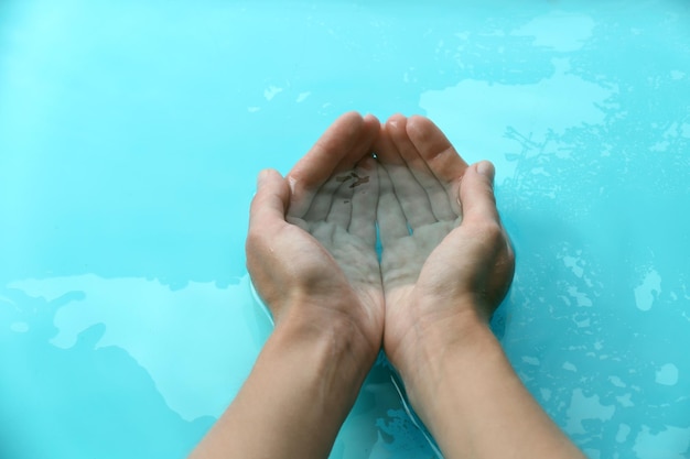 Vrouw overhandigt helder water achtergrond