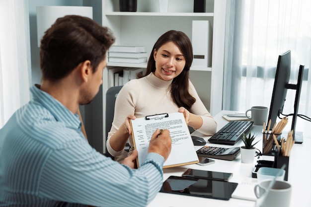 Vrouw overhandigt script nota aan manager voor het beoordelen van bericht Postulate