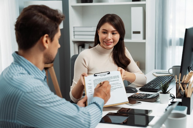 Vrouw overhandigt script nota aan manager voor het herzien van bericht postulate