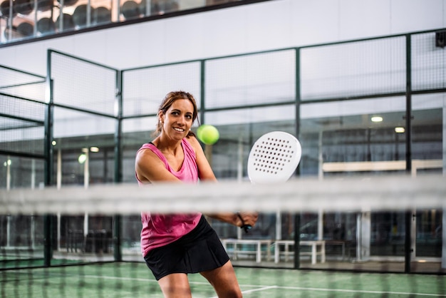 Vrouw padel spelen