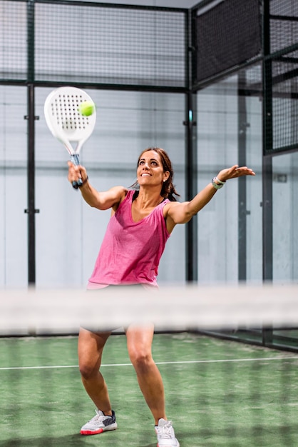 Vrouw padel spelen