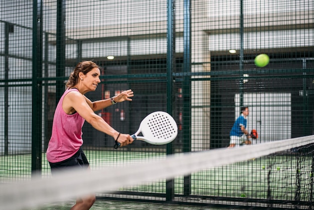 Vrouw padel spelen