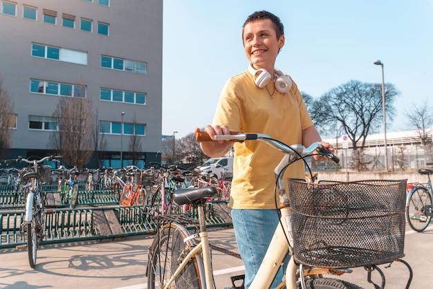 Vrouw pakt een gehuurde fiets in een fietsenstalling