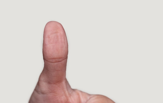 vrouw palmen handen vingers geïsoleerd op licht beige ivoor background.gerimpelde pruimen vingers van stay