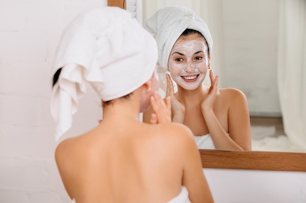 Vrouw past masker op haar gezicht toe