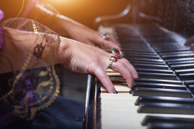 Vrouw piano spelen