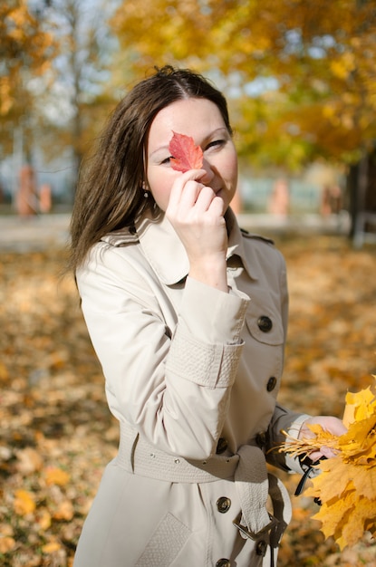 vrouw plezier in een herfst stadspark