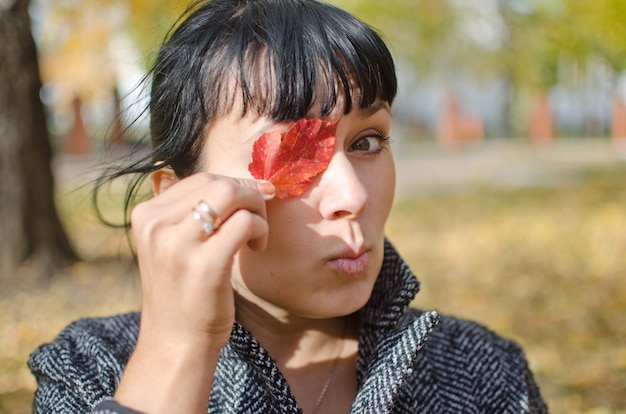 Vrouw plezier in een herfst stadspark