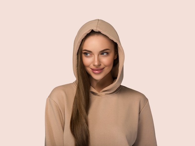 Vrouw portret casual sport stijl natuurlijke studio vrouw lang glad haar kleur achtergrond roze