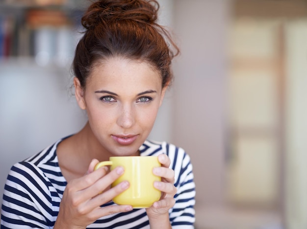 Vrouw portret en het drinken van koffie voor ontspanning thuis en vertrouwen voor weekend en wellness Vrouwelijke persoon kop en thee tijdens de pauze met latte cappuccino en beker terwijl klaar om te slukken en koelen