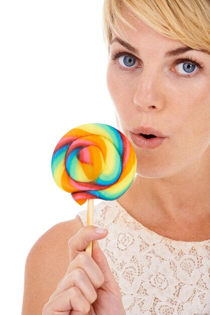 Vrouw portret en lolly in de studio of snoep snack op witte achtergrond als zoete traktatie dessert of feest eten Vrouwelijke persoon gezicht en model voor plezier riet smaak of gelukkige kleurrijke wervel of ongezond