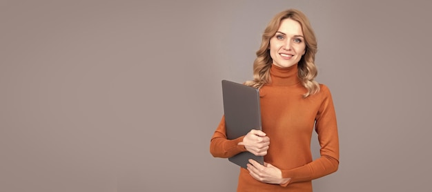 Vrouw portret geïsoleerde header banner met kopie ruimte vriendelijk ogende office manager concept van agile zakelijke gelukkige vrouw die online werkt