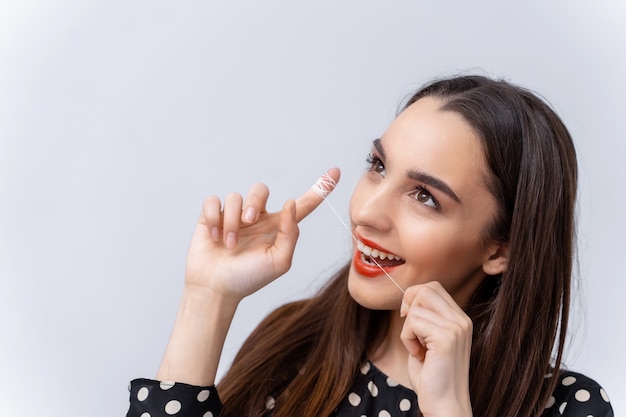 Vrouw portret. Natuurlijke schoonheid. Mensen emoties. Kijk opzij, vingers bij het hoofd.