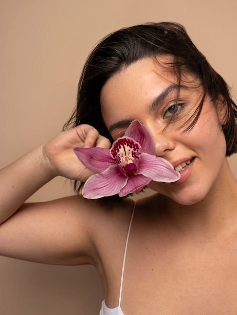Vrouw poseert met een bloem.