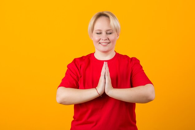 Vrouw poseren in de studio