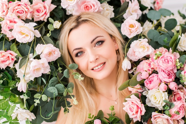 Vrouw poseren in een studio met rozen