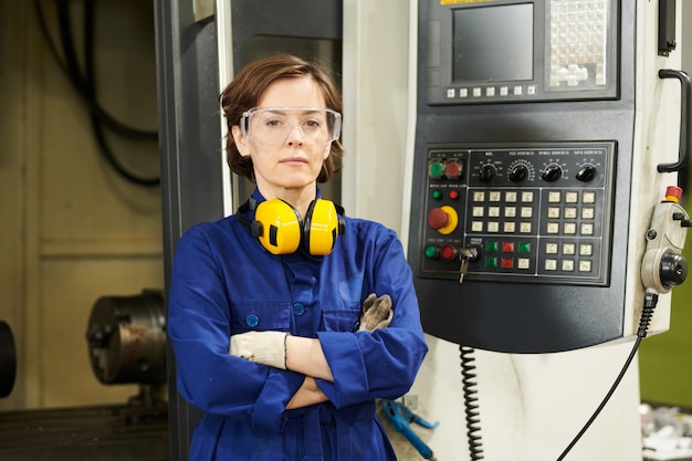 Vrouw poseren in fabriek