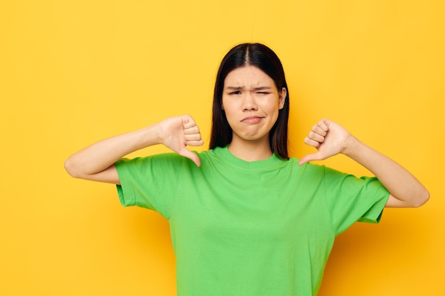 Vrouw poseren in groene t-shirt emoties kopie-ruimte geïsoleerde achtergrond ongewijzigd. Hoge kwaliteit foto