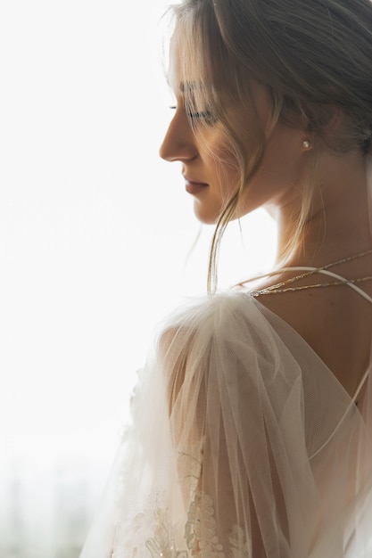 vrouw poseren in trouwjurk