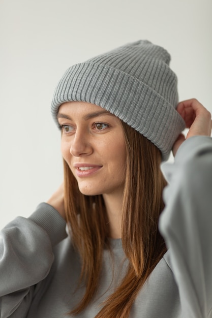 Foto vrouw poseren in winter hoed geïsoleerd